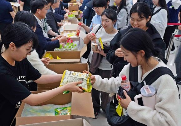 영진전문대 도서관이 마련한 중간고사 간식 나눔 격려 행사 모습. ⓒ 영진전문대학교
