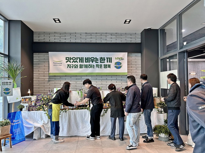 캠페인을 진행한 위탁급식 사업장에서 식사를 깔끔하게 마친 고객들에게 풀무원 △아임리얼 △고단백넛츠바사삭 △리유저블 장바구니 등을 선물로 제공하고 있다. ⓒ 풀무원