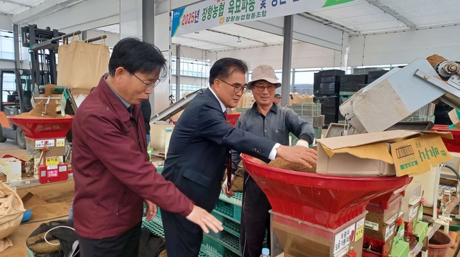 지난 24일 장항농협 육묘장과 볍씨 파종 농가를 방문해 영농현장을 직접 점검하고 애로사항을 청취하고 있는 김기웅 군수. ⓒ 서천군