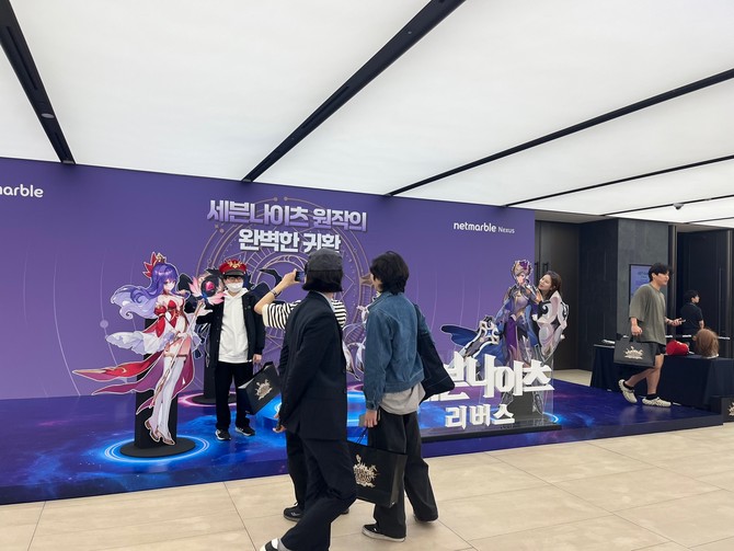 행사장 앞 마련된 포토존에서 사진을 촬영 중인 유저들 =최민경 기자