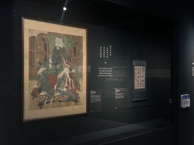 탐적사로 전후 교섭에 활약한 사명대사의 초상화 및 도쿠가와 이에야스와의 회담을 앞두고 쓴 시. = 박대연 기자