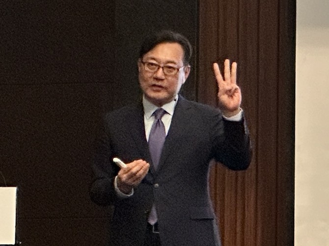 김원종 DN솔루션즈 대표가 기자간담회에서 프레젠테이션을 진행하고 있다. = 임채린 기자