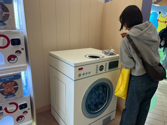 전부 캡슐 뽑기 형태로 진행된 구매, 캡슐 쓰레기는 이곳에 버리고 가세요. =최민경 기자