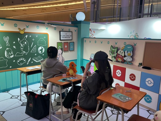 팝업스토어 내부에서 쉬고 있는 관람객들, 또 하나의 포토존이 마련돼 눈을 즐겁게 했다. =최민경 기자