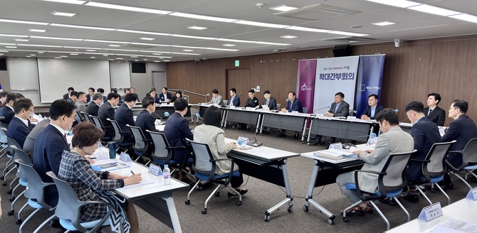 최민호 세종시장이 지난 29일 확대간부회의를 주재하고 있다. ⓒ 세종시