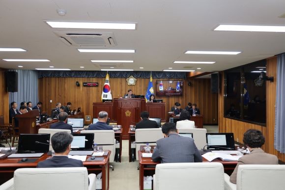 울진군의회(의장 김정희)는 4월30일 7일간 임시회 일정을 마무리하며, 2025년도 제1회 추가경정예산안, 각종 조례안 등 16건을 의결했다. ⓒ 울진군의회