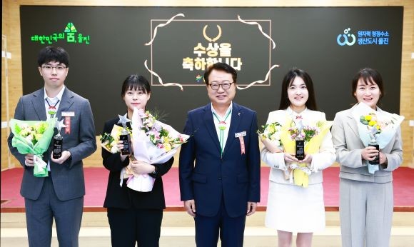 베스트 인사왕 표창수여(왼쪽부터 김성호 주무관, 박현아 주무관, 손병복 군수, 권선경 주무관, 최진영 주무관). ⓒ 울진군