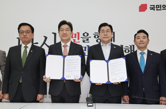 지난 1일 국회에서 (왼쪽 두 번째부터) 권성동 국민의힘 원내대표와 박찬대 더불어민주당 대표 직무대행 겸 원내대표가 2025년 추가경정예산안 합의문에 서명한 뒤 기념사진을 촬영하고 있다. ⓒ 연합뉴스