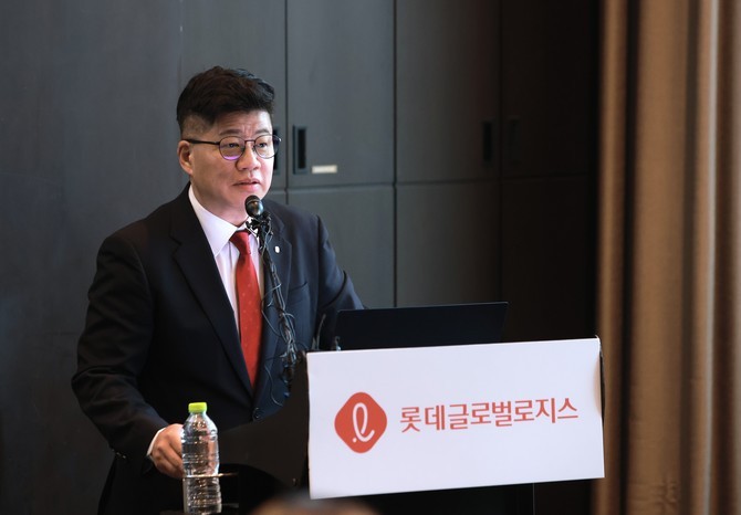 지난달 강병구 롯데글로벌로지스 대표이사가 상장 후 사업 전략과 비전을 발표하고 있는 모습. ⓒ 롯데글로벌로지스