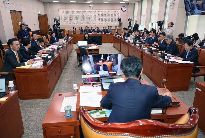2일 국회에서 열린 법제사법위원회 전체회의에서 정청래 위원장이 의사봉을 두드리고 있다. ⓒ 연합뉴스