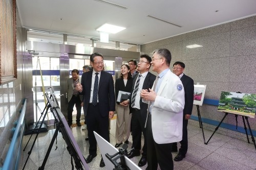 광주 호남권역재활병원에서 열리고 있는 '제10회 어울림展'을 찾아 전시 작품을 관람하고 있다. ⓒ 광양경자청