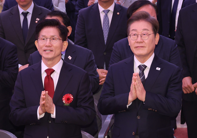 이재명 더불어민주당 대선 후보(오른쪽)와 김문수 국민의힘 대선 후보가 5일 서울 종로구 조계사에서 열린 불기 2569년 부처님오신날 봉축법요식에서 합장하고 있다. ⓒ 연합뉴스
