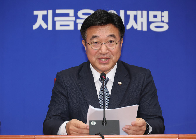 5일 서울 여의도 국회에서 윤호중 더불어민주당 총괄선대본부장이 기자간담회를 하고 있다. ⓒ 연합뉴스
