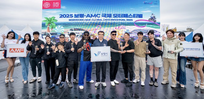 지난 3일 '2025 보령 AMC 모터페스티벌' 시상식을 개최 후 수상자들과 함께 기념촬영을 하고 있는 김동일 보령시장. ⓒ 보령시