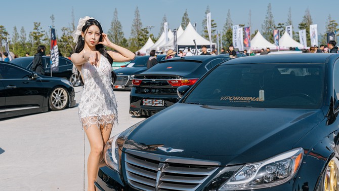 지난 3일 열린 '2025 보령 AMC 모터페스티벌'에서 레이싱 모델이 전시 차량 앞에서 포즈를 취하고 있다. ⓒ 보령시