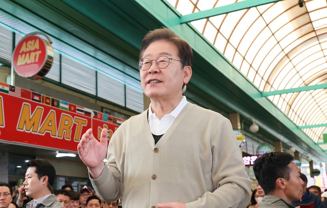 6일 이재명 더불어민주당 대선 후보가 '골목골목 경청투어'로 충북 증평군 증평장뜰시장을 찾아 즉흥 연설을 하고 있다. ⓒ 연합뉴스