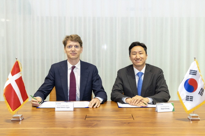 정기선 HD현대 수석부회장과 로버트 머스크 우글라(Robert Maersk Uggla) A.P. 몰러 머스크 의장이 '탈탄소 해운 기술 발전 및 글로벌 통합 물류 서비스 분야의 포괄적 협력 관계 구축을 위한 양해각서(MOU)'에 서명하고 있다. ⓒ HD현대