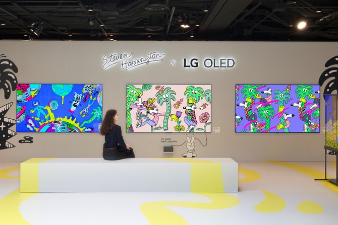 LG 올레드 에보를 통해 팝아트를 감상하고 있는 모습. ⓒ LG전자