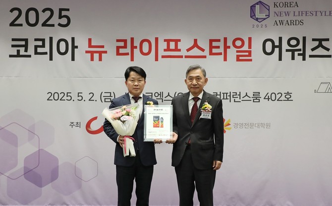 일동후디스 '하이뮨 아미노포텐'이 2025 코리아 뉴 라이프스타일 어워즈 기술혁신 부문 대상을 수상했다. (왼쪽부터) 박노길 일동후디스 이사, 홍준호 조선일보 발행인. ⓒ 일동후디스