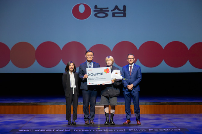 지난 6일 열린 전주국제영화제에서 (왼쪽 두 번째부터) 심규철 농심 상무와 성스러운 감독이 '농심신라면상'을 수상했다. ⓒ 농심