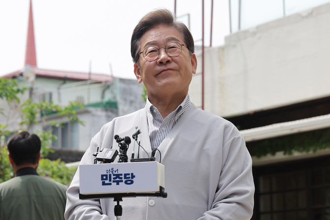 이재명 더불어민주당 대선 후보가 7일 전북 전주시 완산구의 한 카페에서 'K-콘텐츠' 산업 진흥 간담회를 마친 뒤 취재진의 질문을 듣고 있다. ⓒ 연합뉴스