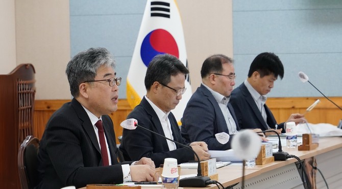 임상섭 산림청장(왼쪽 첫번째)이 지난 7일 정부대전청사에서 '산불피해 임업인과의 간담회'를 주재하고 있다. ⓒ 산림청