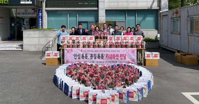 8일 어버이날을 맞아 관내 독거 어르신 90가구에 따뜻한 마음을 전했다. ⓒ 대천1동