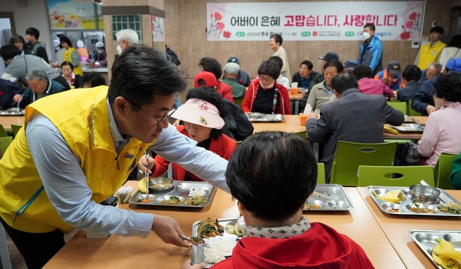 8일 어버이날을 맞아 충남 태안읍과 안면읍 노인 복지관을 방문해 서부발전 관계자가 태안노인복지관에서 배식 봉사하는 모습. ⓒ 서부발전