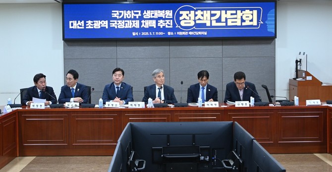 지난 7일 국회에서는 '국가하구 생태복원'을 차기 대선 국정과제로 채택하기 위한 민·관·정 정책간담회를 개최하고 있다. ⓒ 부여군