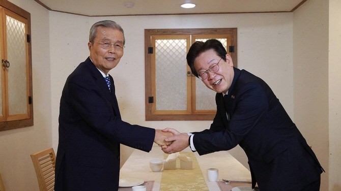 지난해 9월12일 이재명 더불어민주당 대선 후보(오른쪽)와 김종인 국민의힘 전 비상대책위원장이 회동하는 모습. ⓒ 연합뉴스