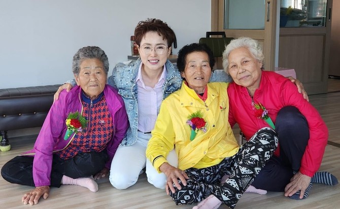 지난해 어버이날 카네이션 달아드리는 모습. ⓒ 논산시