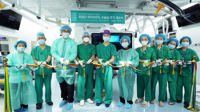 이대대동맥혈관병원이 지난 7일 이대서울병원 수술실에서 '최첨단 하이브리드 수술실 추가 개소식'을 개최했다. © 이화의료원
