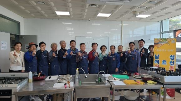 지난 7일 울진 평생학습관 1층 조리실에서 제1기 '남성 어르신 청춘 요리교실'을 시작했다. ⓒ 울진군