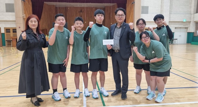 9일 충주성심학교를 찾아 제19회 전국장애학생체육대회에 출전하는 선수단을 격려 후 기념촬영을 하고 있다. ⓒ 의회사무국