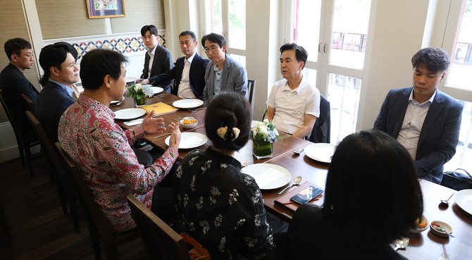 김태흠 지사가 9일 홍진욱 주싱가포르 대한민국 대사를 만나 현지 경제 동향을 청취하고 충남 기업의 해외시장 진출 전략을 논의하고 있다. ⓒ 충남도