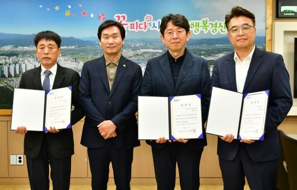 조현일 시장은 시장실에서 제16기 경산시 공직자윤리위원회 신임위원에게 위촉장을 수여했다. ⓒ 경산시