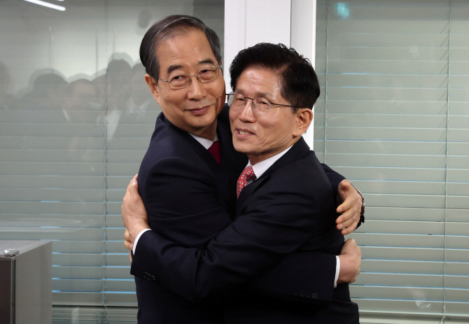 김문수 국민의힘 대선 후보와 한덕수 전 국무총리가 11일 서울 여의도 국민의힘 대선 후보 사무실에서 회동을 마친 뒤, 포옹하고 있다. ⓒ 연합뉴스