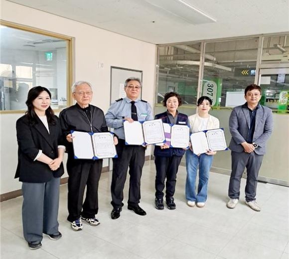 양덕 삼구트리니엔 3차 아파트 입주자대표회의가 5월 가정의 달을 맞아 입주민과 관리직원들에게 감사장을 전달하고 기념촬영을 하고 있다. ⓒ 양덕 삼구트리니엔 3차 아파트 입주자대표