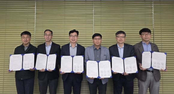 경북 원자력 전문인력 양성사업 참여대학 관계자들이 업무협약을 체결하고 기념촬영을 하고 있다. ⓒ 경북테크노파크