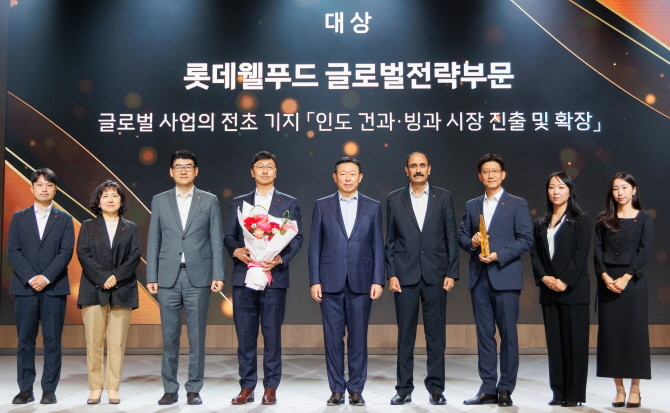 롯데가 12일 서울 송파구 롯데호텔 월드에서 '2025 롯데 어워즈'를 개최하고, 인도 시장 개척에 성과를 낸 롯데웰푸드를 대상으로 선정했다. 롯데어워즈 대상을 시상한 신동빈 롯데 회장(사진 왼쪽에서 다섯 번째)과 수상자인 이창엽 롯데월푸드 대표(사진 왼쪽에서 네 번째). © 롯데지주