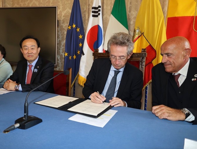 통영시 '이탈리아 나폴리시와 국제 우호교류 협정' 체결. ⓒ 통영시