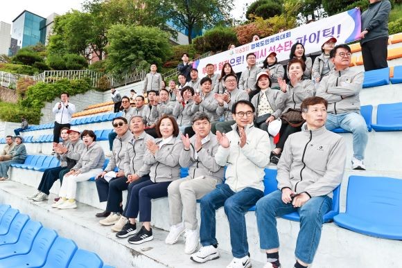 구미시의회은 제63회 경북도민체육대회에 참가하는 구미시 축구 및 육상 선수단을 격려하기 위해 지난 9일 경기 현장을 방문해 선수들의 사기를 북돋고 선전을 기원했다. ⓒ 구미시의회