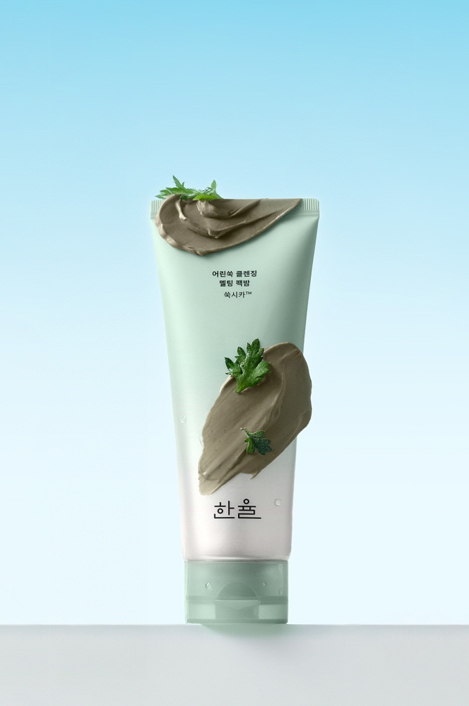 한율이 '어린쑥 클렌징 멜팅 팩밤'을 출시한다. © 아모레퍼시픽