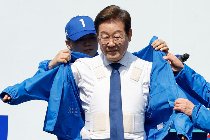 이재명 더불어민주당 대선 후보가 6·3 대통령선거 공식 선거운동 첫날인 12일 서울 광화문 청계광장에서 열린 중앙선대위 출정식 및 첫 유세에서 방탄복 위에 선대위 점퍼를 입고 있다. ⓒ 연합뉴스