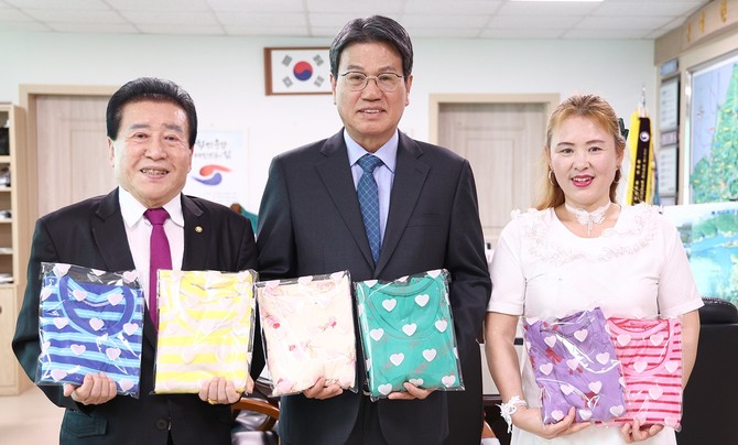 12일 청양읍에서 '선화수선'을 운영하는 김민세 대표가 직접 제작한 아동용 여름 의류 30벌을 군에 기탁 후 기념촬영을 하고 있다. ⓒ 청양군