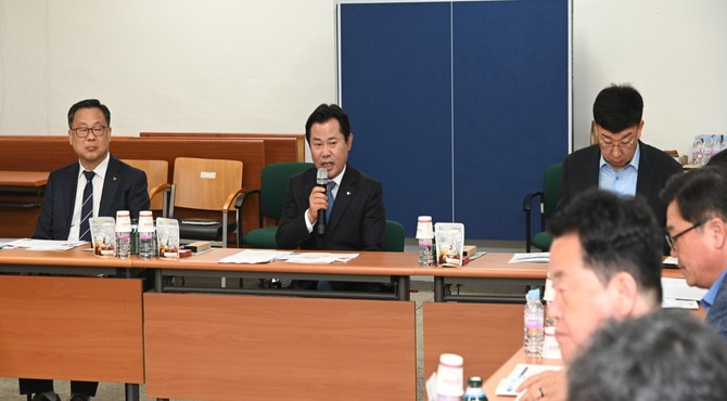 박정현 군수가 직접 주재하고 있는 예타 착수 회의 모습. ⓒ 부여군