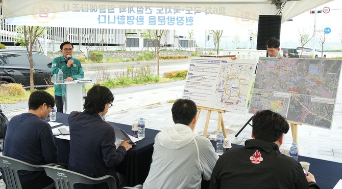 김석필 천안시장 권한대행 부시장이 한국개발연구원(KDI)의 제6차 국도·국지도 건설계획 일괄예비타당성조사 현지조사에 참여해 3개 노선의 반영을 위한 사업의 필요성을 피력하고 있다. ⓒ 천안시