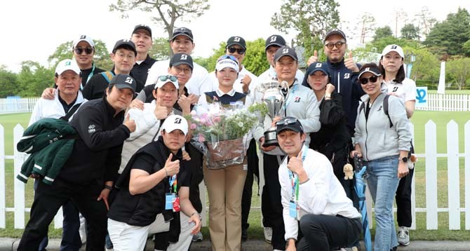 이예원 프로가 NH투자증권 레이디스 챔피언십에서 우승 후 석교상사 직원들과 단체사진을 찍고 있다. ⓒ 석교상사