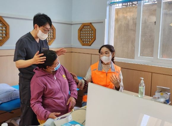 해외 현지 한의 진료 모습. ⓒ 한국한의약진흥원