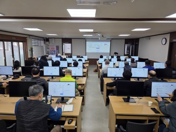 경주시는 오는 12월까지 디지털 취약계층 대상으로 무료교육을 실시한다. ⓒ 경주시